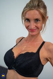 Mature & MILF Porn Pics