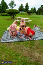 Mature & MILF Porn Pics