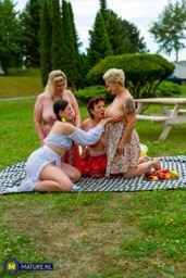 Mature & MILF Porn Pics