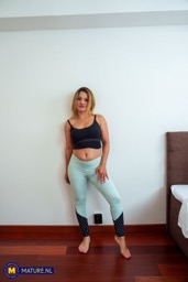 Mature & MILF Porn Pics